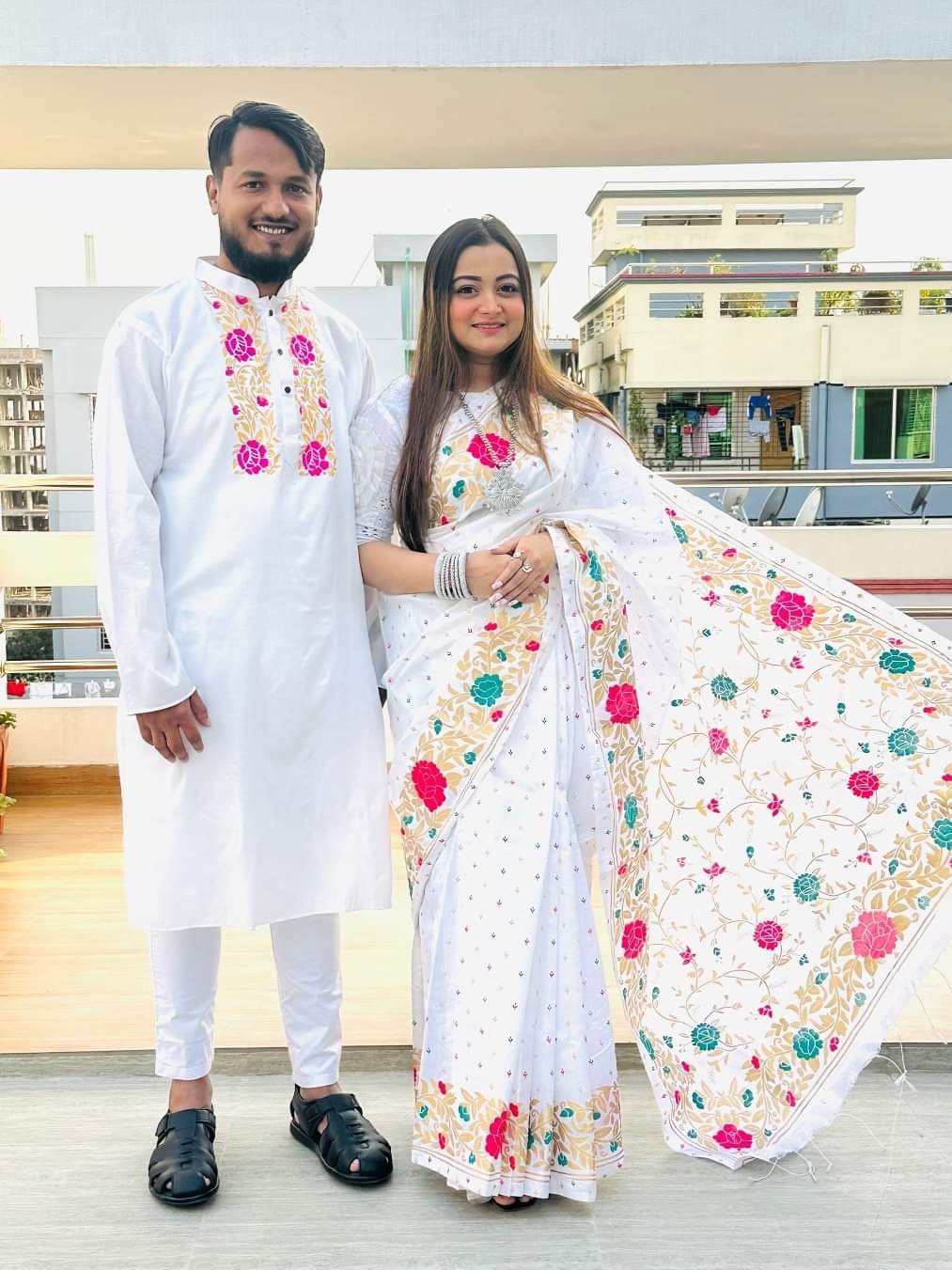 প্রিয়জনের সাথে মিলিয়ে ট্রেন্ডি শাড়ি-পাঞ্জাবি!